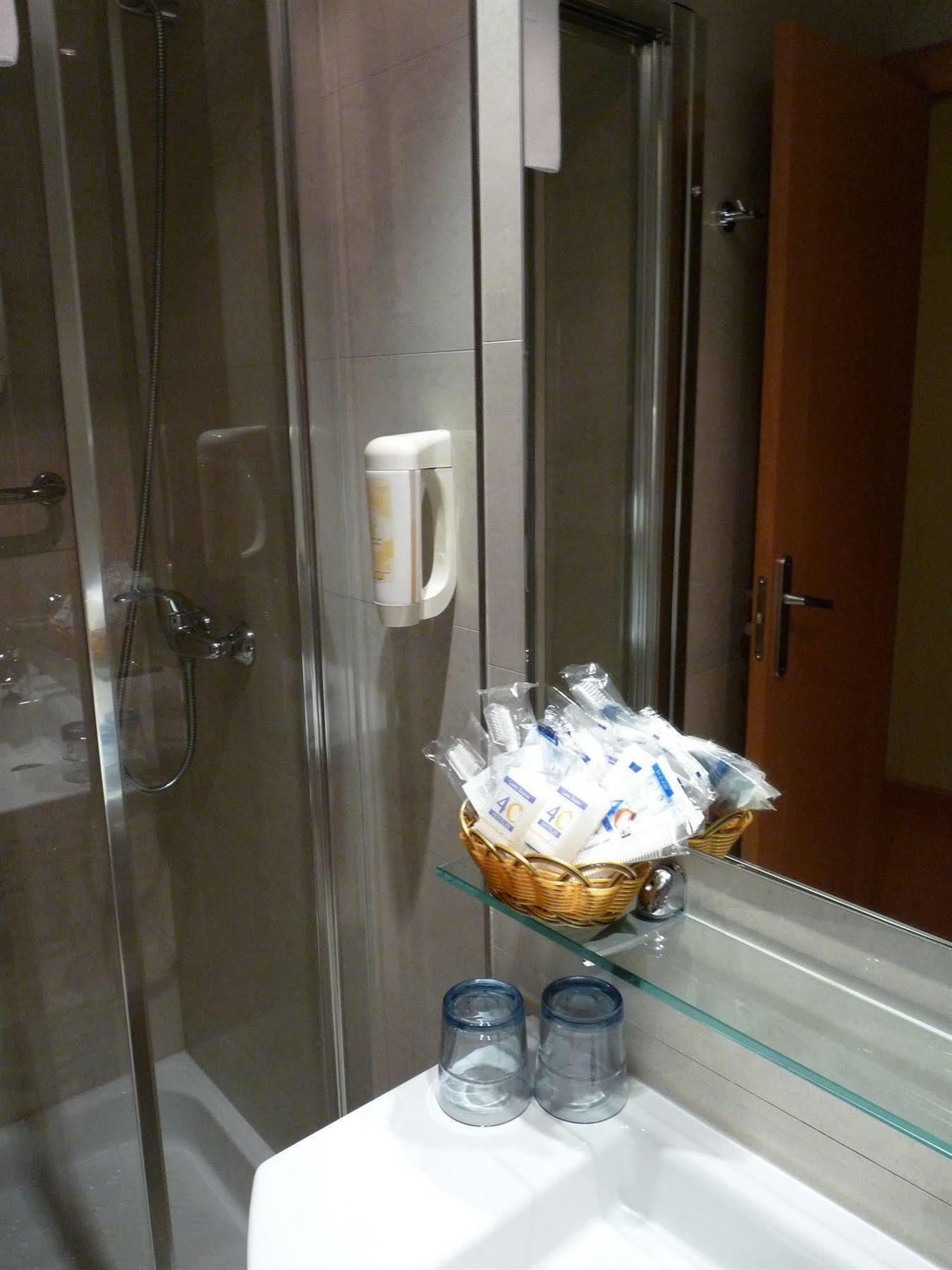Hotel 4C Puerta Europa Madrid Extérieur photo