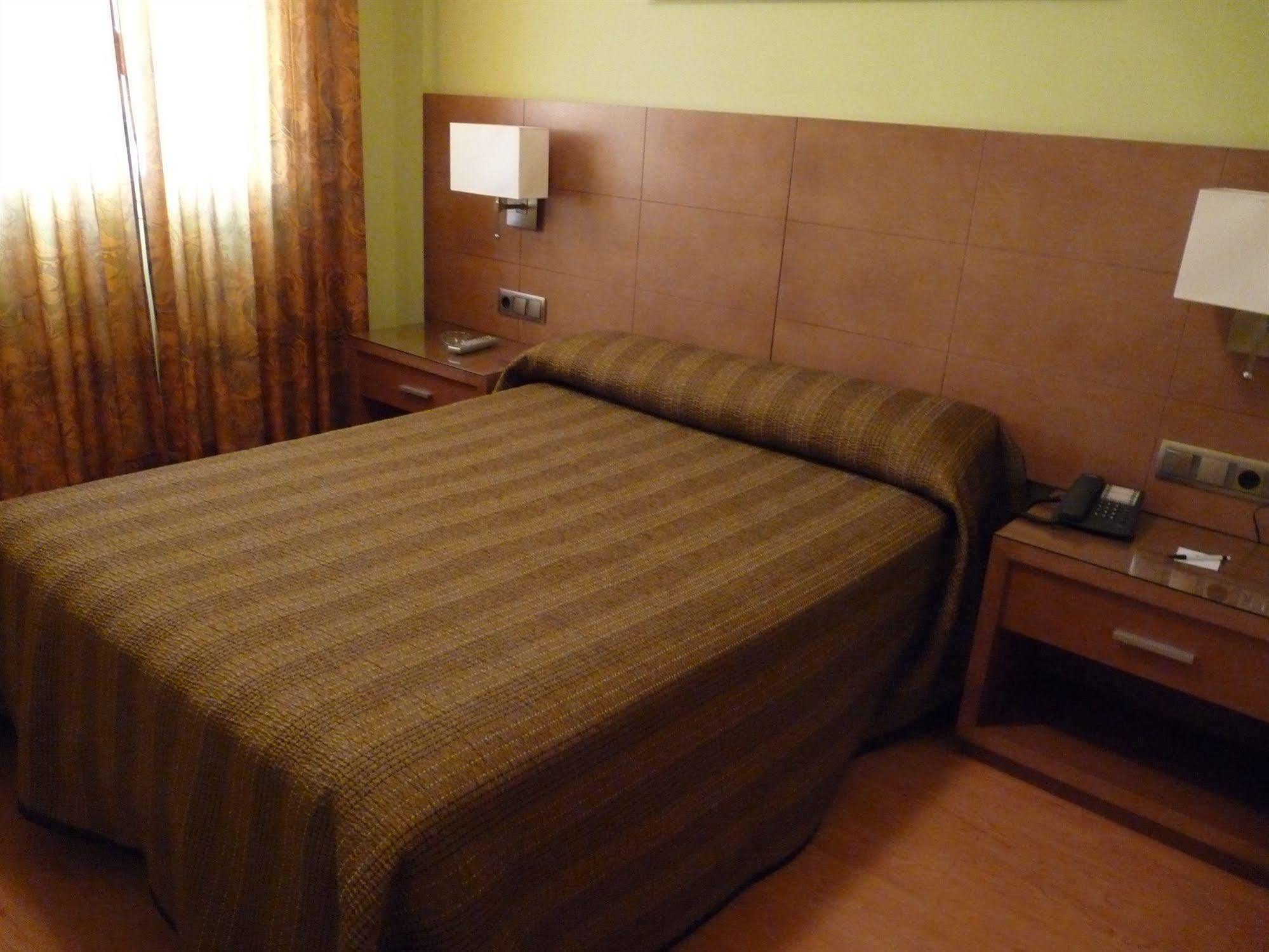 Hotel 4C Puerta Europa Madrid Extérieur photo