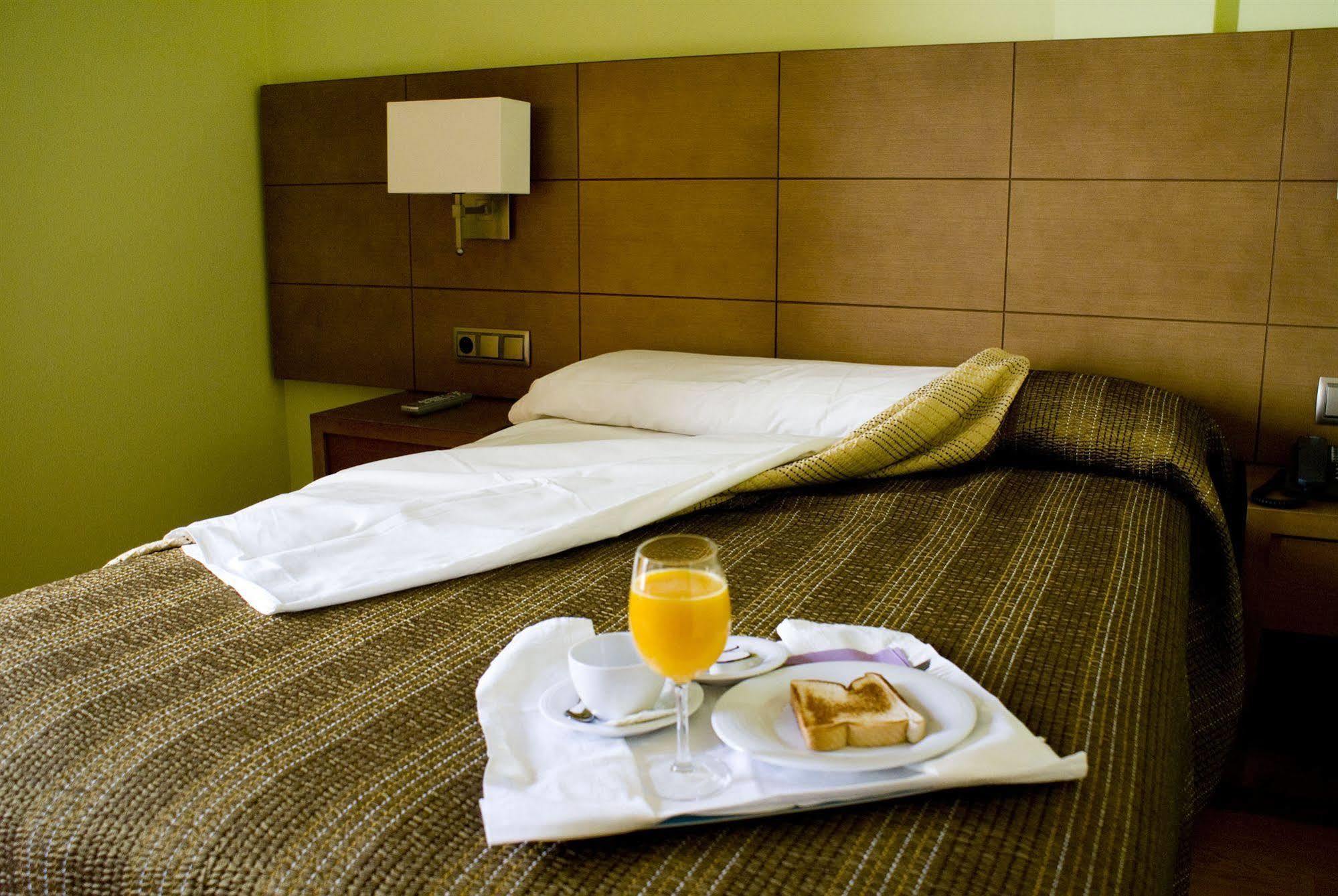 Hotel 4C Puerta Europa Madrid Extérieur photo